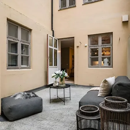Flat With Shared Quiet Courtyard Apartman *